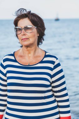 Deniz kenarında tatil oldukça yaşlı kadın
