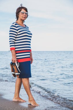 Çok yaşlı kadın tatil, deniz