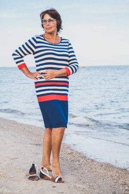 Çok yaşlı kadın tatil, deniz