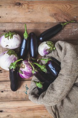 beyaz mavi patlıcan torba aittir