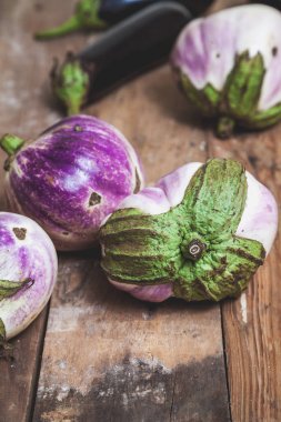 Kurullarında bumbo birkaç olgun patlıcan çeşit yalan