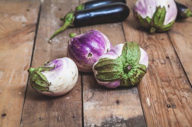 Kurullarında bumbo birkaç olgun patlıcan çeşit yalan