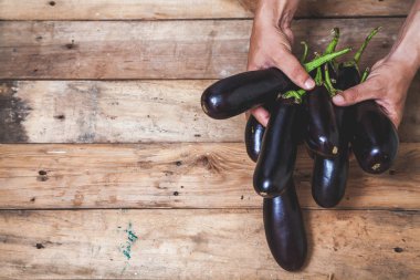 Eller kaç patlıcan ahşap kurullarında al.