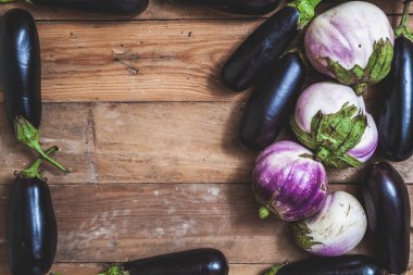 Çerçeve ahşap kurullarında olgun mavi patlıcan