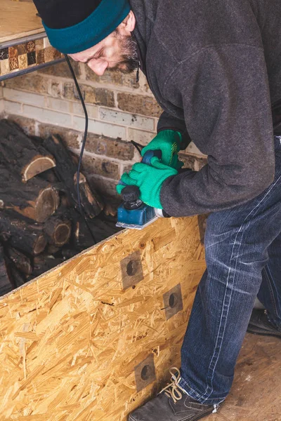 Homme Avec Une Barbe Gants Verts Travaille Bord Une Plaque — Photo