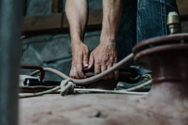 İki eli yuvarlak flanş metal yapısı üzerinde tutun.