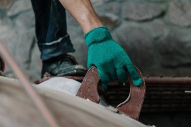 metal yapı büyük göz eldivenli elini tutar