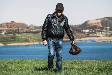 çim terricon arka planlar önünde boyunca sakallı adam gider