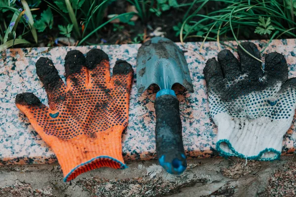 Op de granieten ligt plaat een tuin savage en werkhandschoenen — Stockfoto