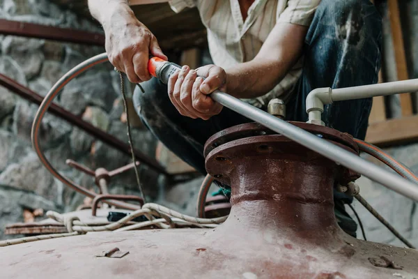 Préparation pour le lavage de grands récipients métalliques — Photo