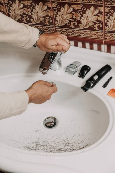 Set para corte de barba en lavabo moderno — Foto de Stock