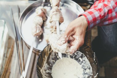 Eller parça et şiş üzerinde iş parçacığı. Yakınlardaki şiş olduğunu
