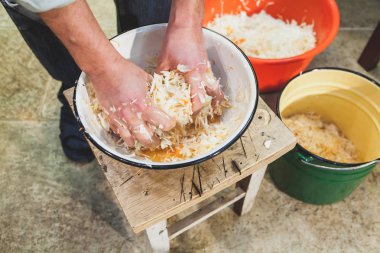 Biz kendi ellerimizle lahana turşusu hazırlamak