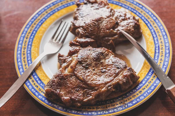 Два сочных куска жареного мяса лежат на тарелке — стоковое фото