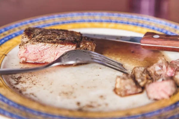 Aptitretande klippa bit stekt kött ligger på plattan — Stockfoto