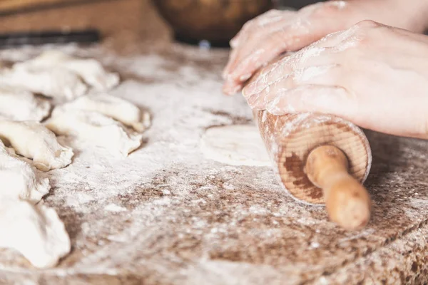 Női kezek zsemlye ki a tésztát fa sodrófa — Stock Fotó
