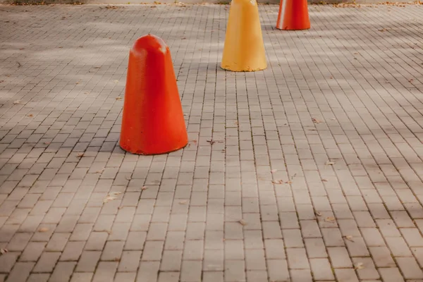 Número de cones de estacionamento estão na telha da calçada — Fotografia de Stock