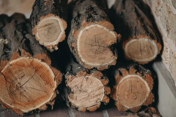 Bois de chauffage rond haché empilé en rangées rapprochées — Photo