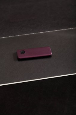 Cep telefonu şeffaf kutuda.