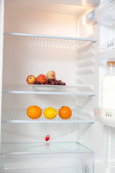 Boş buzdolabında meyve ve narenciye seti — Stok fotoğraf