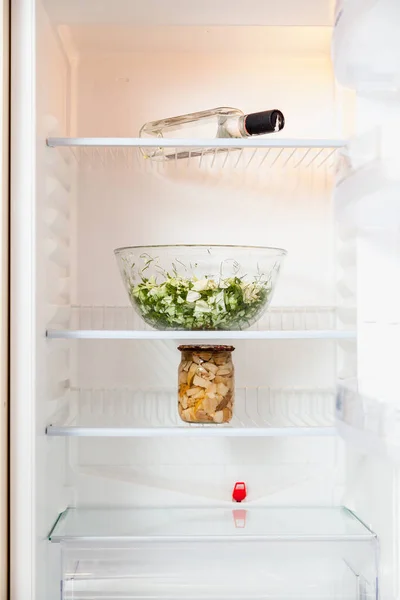 Boş buzdolabında salata, mantar ve votka var — Stok fotoğraf