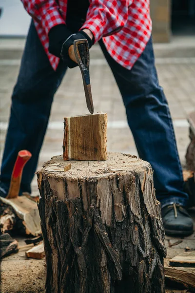 Gloved hands chopping logs with an ax — Stock Photo, Image