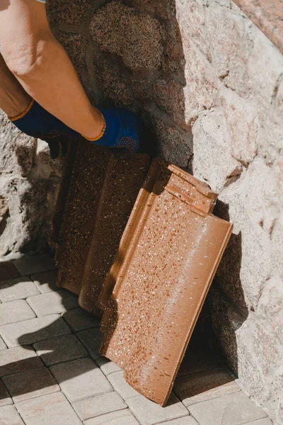 Керамическая плитка на тротуарной плитке — стоковое фото