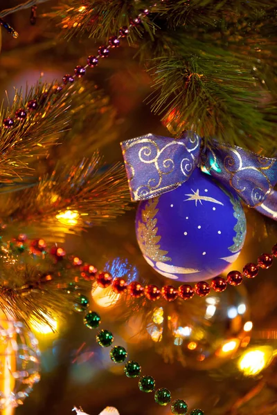 塗装青い夜空の星とクリスマスの装飾おもちゃのボール — ストック写真