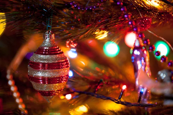 Vacker original leksak snurra på julgran närbild — Stockfoto