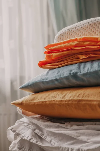 Стопка разноцветных постельных принадлежностей и подушек — стоковое фото