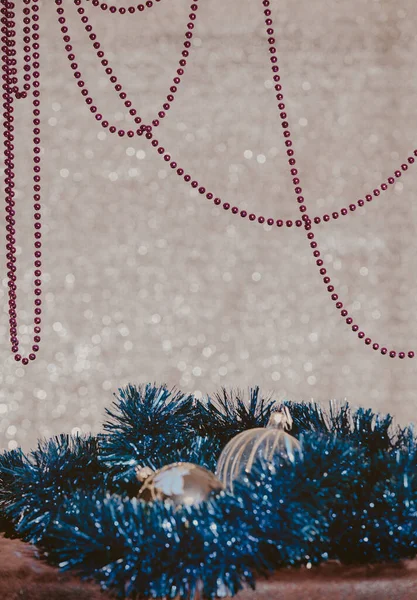 Гирлянда и рождественские украшения на размытом фоне — стоковое фото