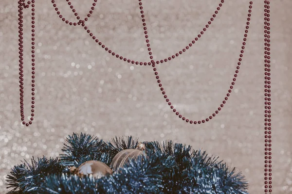 Guirlanda e decorações de Natal em fundo embaçado — Fotografia de Stock