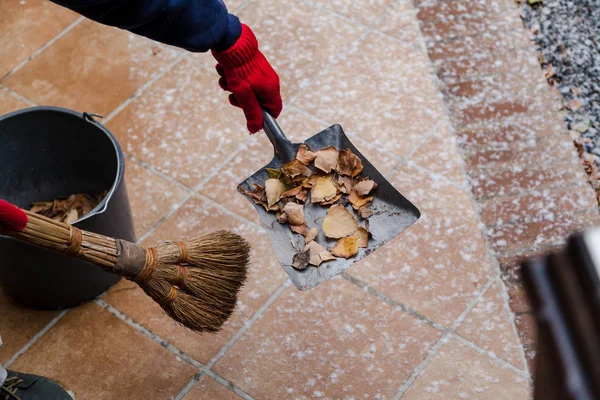 Hand holds metal scoop with fallen leaves close-up — Stock Photo, Image