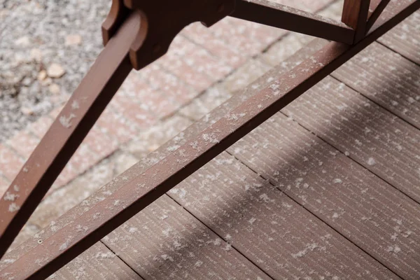 Primera nieve se encuentra en la barandilla de madera y el suelo de la terraza — Foto de Stock