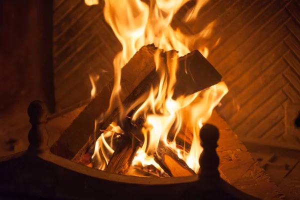 Fuego vivo. Troncos queman maravillosamente en la chimenea — Foto de Stock