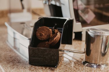 Kahve makinesinden kahve makinesine zemin konteynırı. 