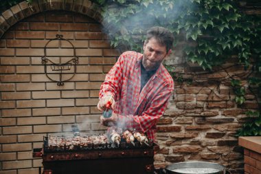 Sakallı adam ızgarada barbekü nün altında alev söndürdü