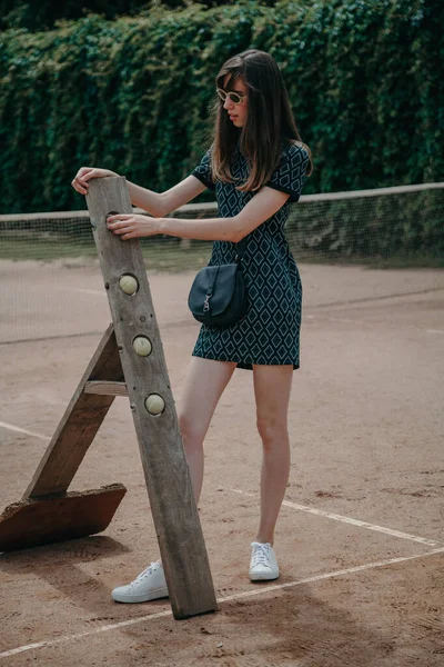 Stylish young tall girl on  tennis court — Stock Photo, Image