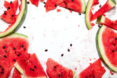 Beyaz arka planda kırmızı dilimlenmiş karpuz.