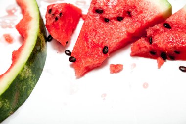 Beyaz arka planda kırmızı dilimlenmiş karpuz.