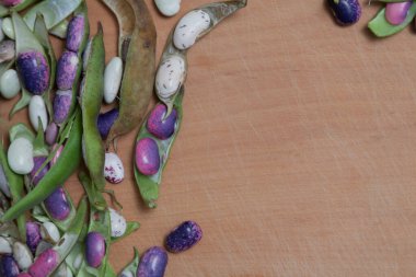 Çok renkli fasulye tahta üzerinde yatıyor