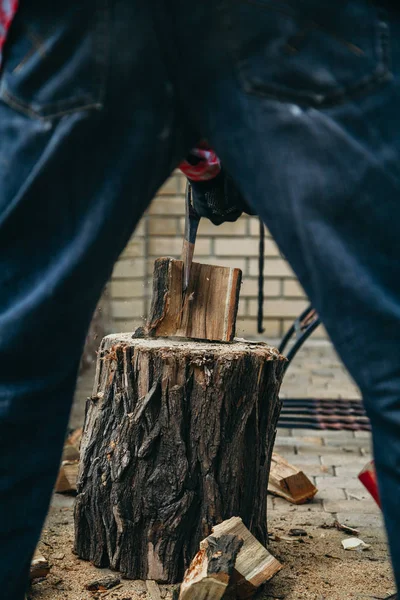 Человек рубит дрова. Оригинальная перспектива — стоковое фото