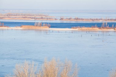 Kış günü geniş nehrin en üst manzarası