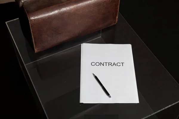 Contract en lederen tapijtzak close-up — Stockfoto