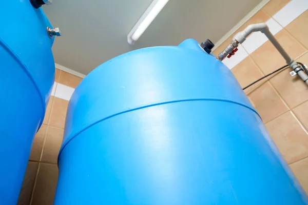 Plastfat för lagring av vatten i vattenbehandlingsrummet — Stockfoto