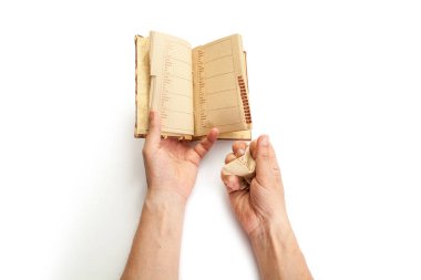 Adam beyaz arkaplanda defteri tutuyor