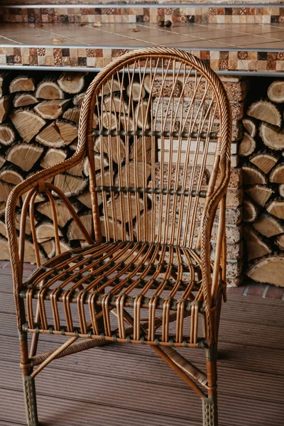 Chaise en osier est sur le porche d'automne — Photo