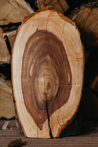 Мбаппе пилил древесные опоры, прежде чем сложил дрова — стоковое фото