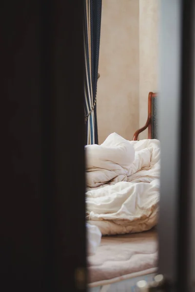 Zerknülltes Bett im Schlafzimmer — Stockfoto