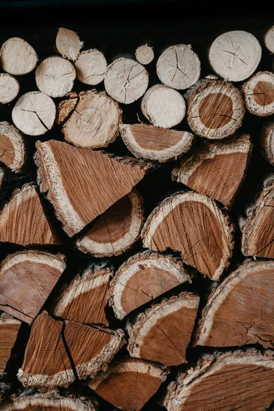 Порубленное дрова сложены в два слоя — стоковое фото
